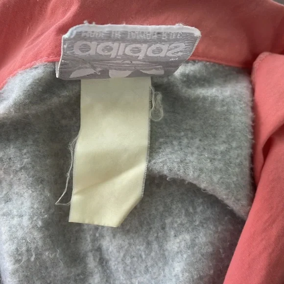 Vintage Adidas White Windbreaker blue and pink detailing - Picture 6 of 6